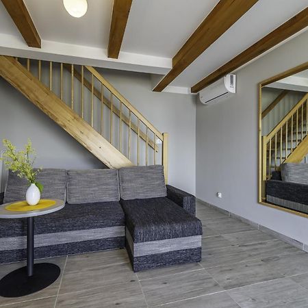 Frajda Domki - Apartamenty 6-Osobowe - Salon I Dwie Sypialnie Oraz Studia 4-Osobowe - Pokoj Z Aneksem Kuchennym Реваль Экстерьер фото