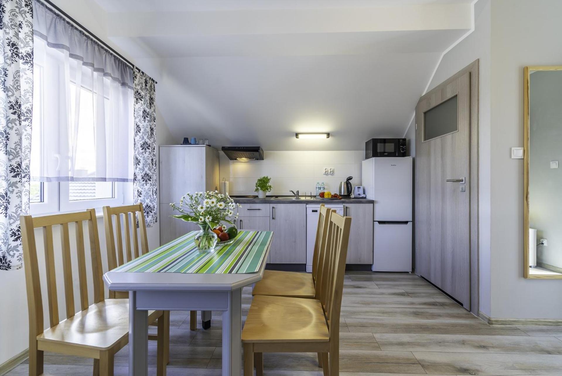 Frajda Domki - Apartamenty 6-Osobowe - Salon I Dwie Sypialnie Oraz Studia 4-Osobowe - Pokoj Z Aneksem Kuchennym Реваль Экстерьер фото