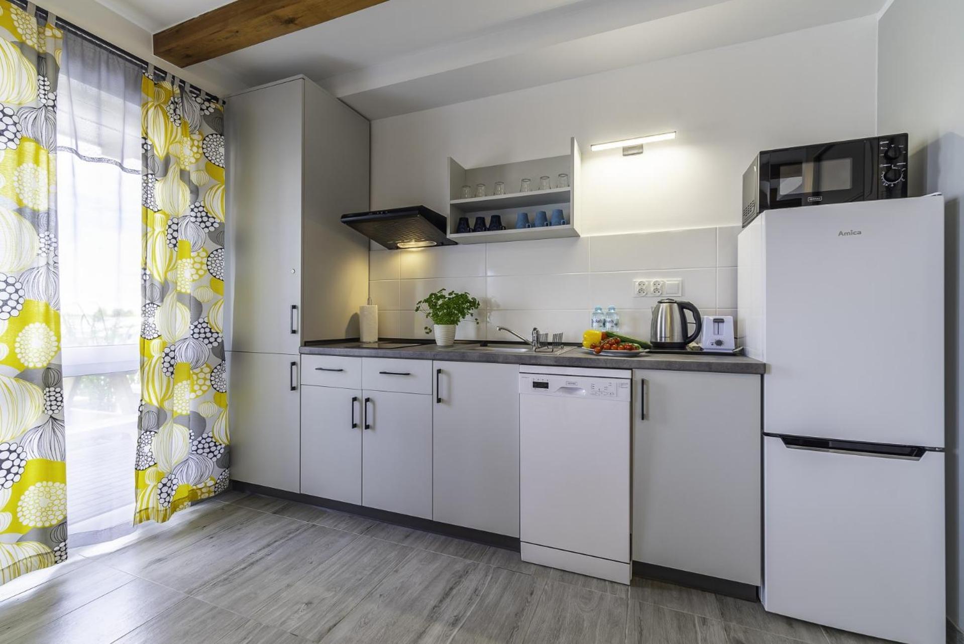 Frajda Domki - Apartamenty 6-Osobowe - Salon I Dwie Sypialnie Oraz Studia 4-Osobowe - Pokoj Z Aneksem Kuchennym Реваль Экстерьер фото